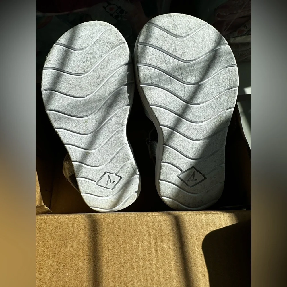 Sperry Kids Iridescent Silver Sandals Girls Cottagecore Coastal 7M‎ w/Box